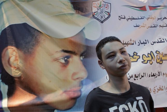 Tarik Abú Judeir ante una pancarta con la fotografía de su primo Mohamed