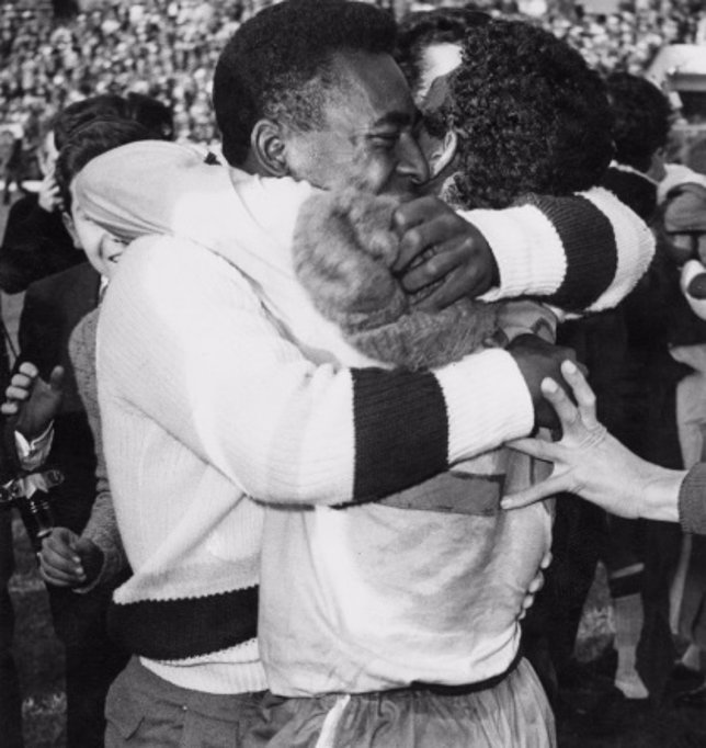 Pelé abraza a un jugador tras victoria en Mundial de 1962