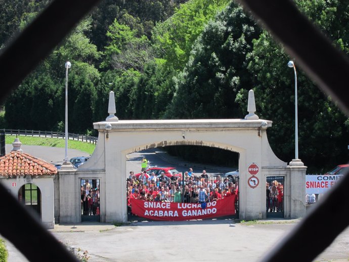 Protesta de trabajadores de Sniace en la fábrica 
