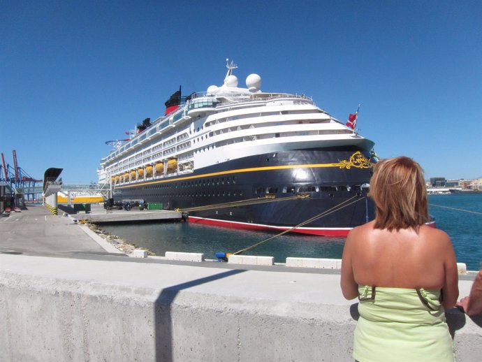 El buque disney Magic en málaga crucero barco turistas turismo viaje