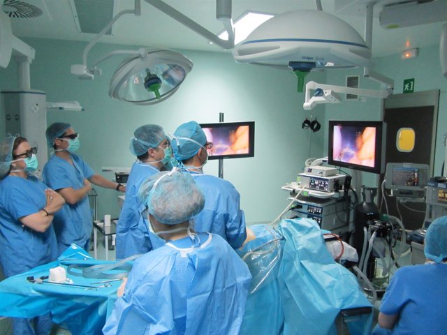 Operación de obesidad con cirugía bariátrica y visión en 3D