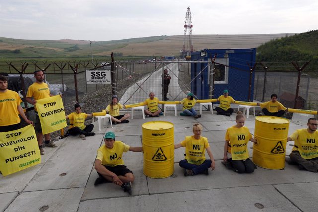 Activistas de Greenpeace protestan en instalaciones de Chevron en Rumanía