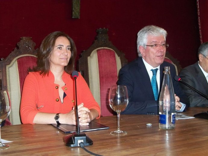 La presidenta de las Cortes de CyL junto al rector de la ULE