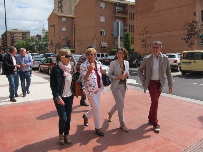 La alcaldesa Cuca Gamarra visita junto a algunos vecinos Marqués de la Ensenada