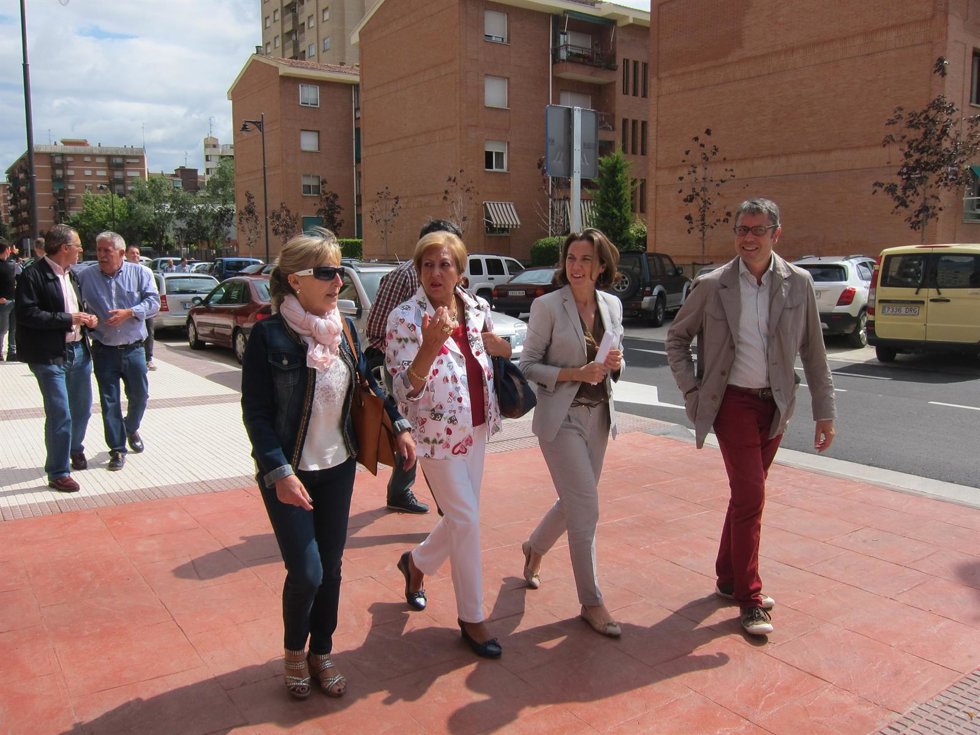 La alcaldesa Cuca Gamarra visita junto a algunos vecinos Marqués de la Ensenada