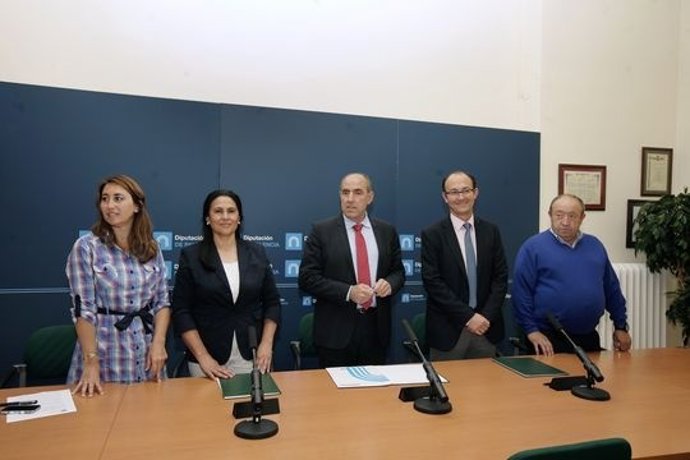 Hernández (D) con los alcaldes