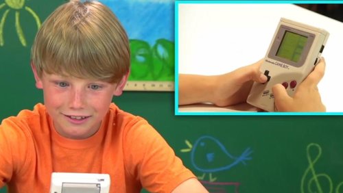 Niño reacciona a una Game Boy