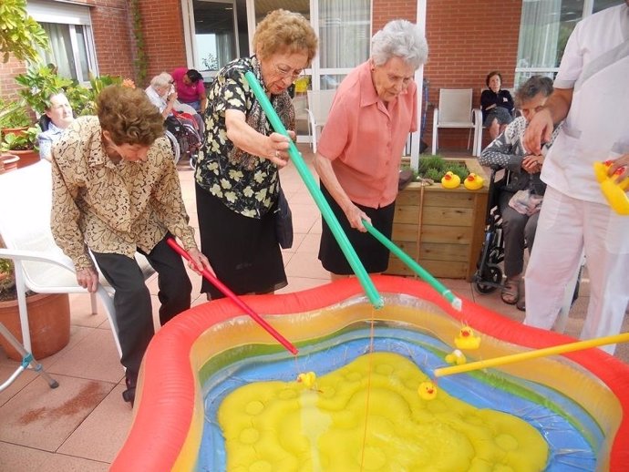 Los mayores realizando actividades del programa 'Verano Splash'