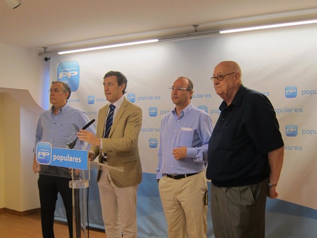 En el centro, el diputado Rafael Hernando y el senador Luis Rogelio Rodríguez