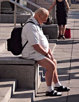 Hombre con obesidad cansado o con dolor