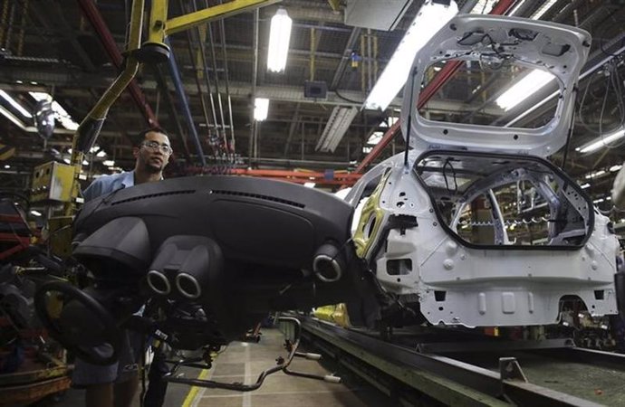 Un trabajador brasileño ensambla un vehículo en una planta de la automotriz Ford