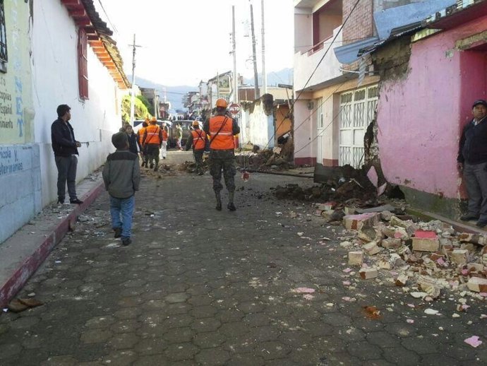 Soldados inspeccionan daños tras terremoto en San Marcos (Guatemala)