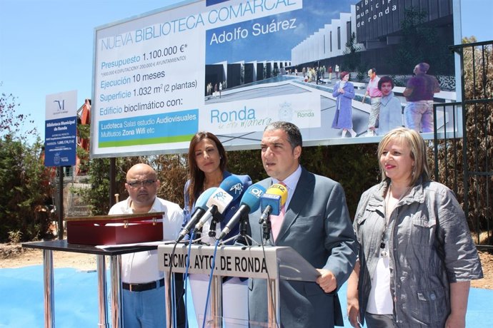 Elías Bendodo durante su visita a Ronda 