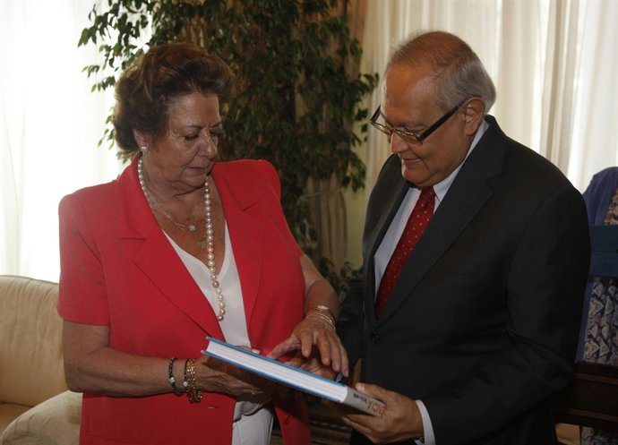 Barberá junto al embajador de Singapur