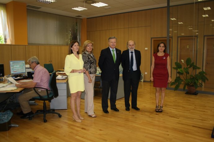 Primo Jurado (centro) en la visita a la Oficina de Extranjería