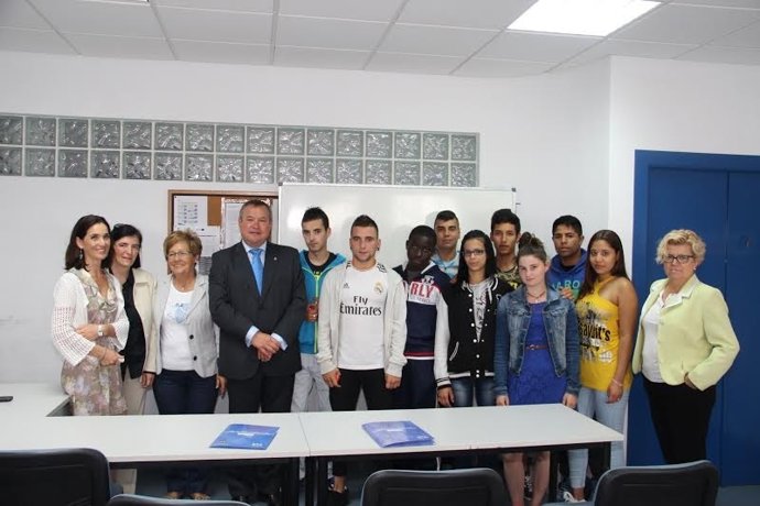 El alcalde entrega los certificados a los 10 alumnos