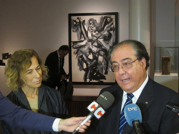 La responsable de la colección de Abanca y el de RSC, Miguel Ángel Escotet