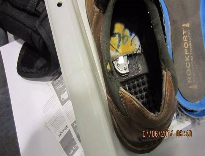 Cuchillo oculto en un zapato descubierto en el aeropuerto de Detroit