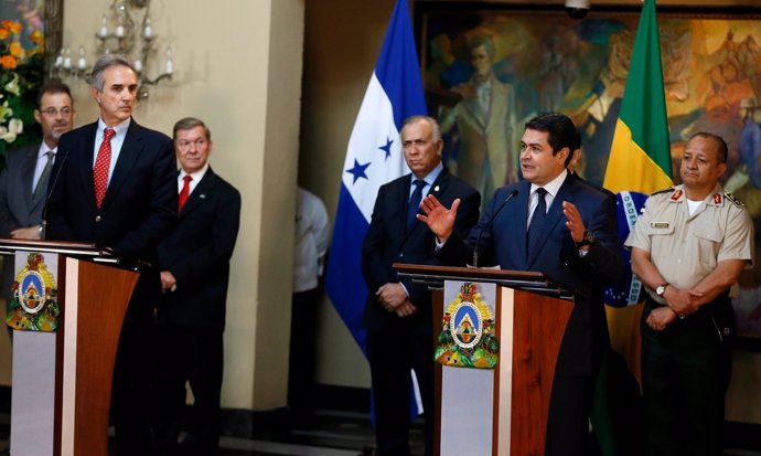 Honduras firma un acuerdo con Embraer, Juan Orlando Hernández