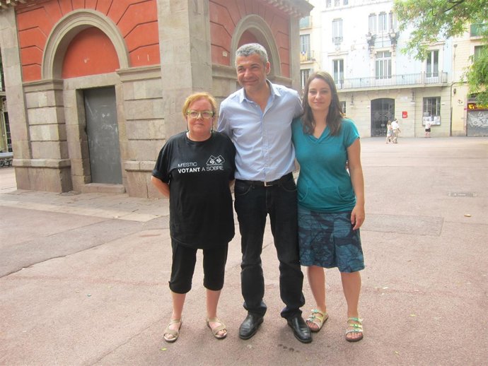 La exconcejal D.Martínez, el diputado Oriol Amorós y la diputada A.Russiñol