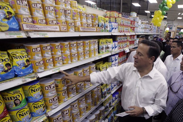 Juan Carlos Varela visita un supermercado
