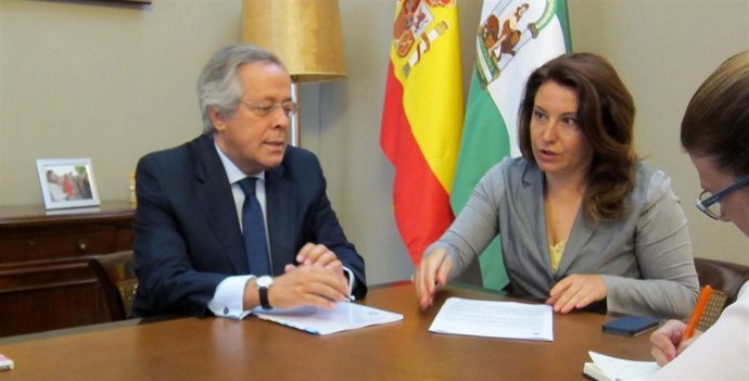 Ramón Aguirre y Carmen Crespo, reunidos en Sevilla.