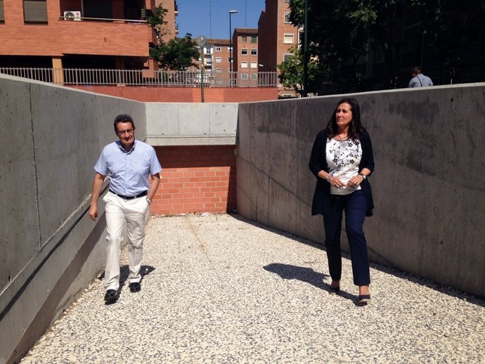 Los concejales del PP, Julio Calvo y Paloma Espinosa, han visitado el parking