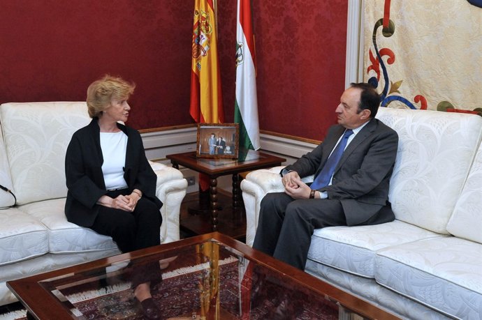 El presidente del Gobierno riojano con la defensora del Pueblo 