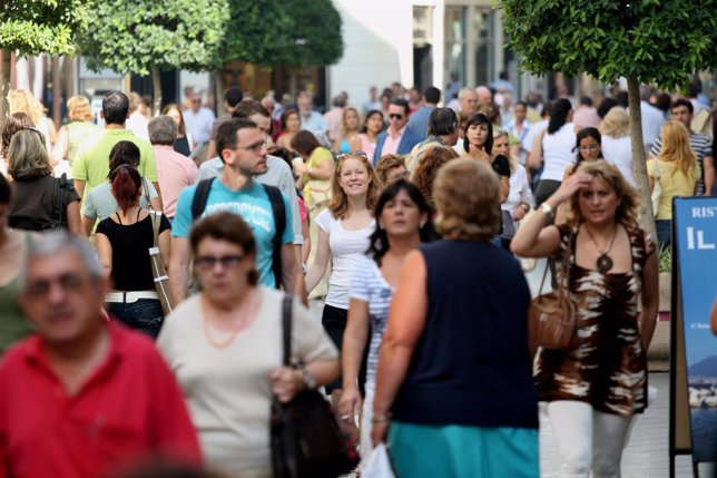 Gente comprando en calles de Andalucía