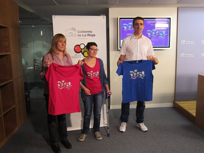 Lasanta, Adalid y Moreno, con las camisetas de la campaña 'Mójate''