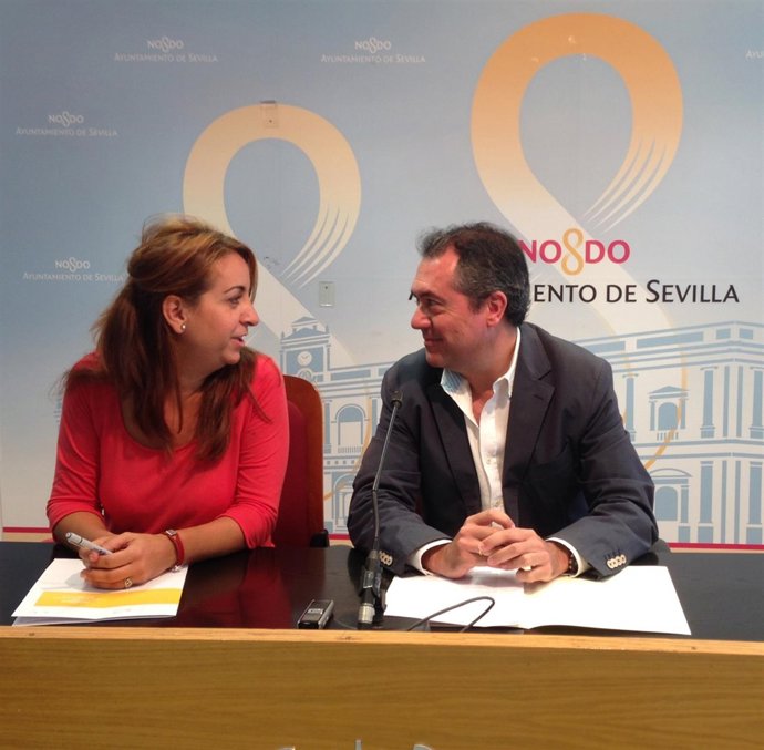 Portavoz municipal del PSOE, Juan Espadas, y la concejal Encarnación Martínez