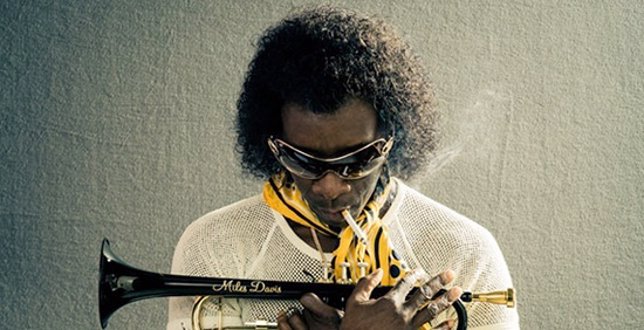 Don Cheadle como Miles Davis