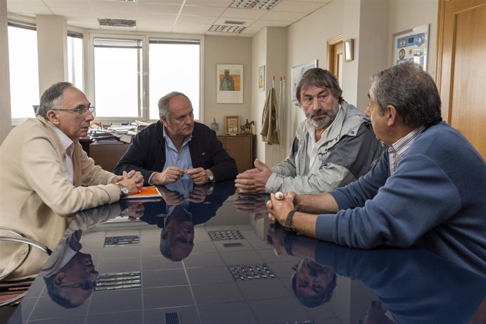 El consejero de Medio Ambiente con el alcalde de Valderredible 