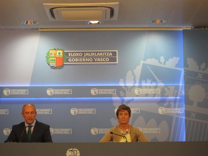 Josu erkoreka y arantza tapia en rueda de prensa