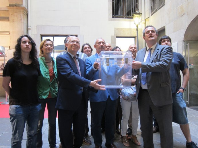 Partidarios de la mesa por el derecho a decidir con una urna para la consulta