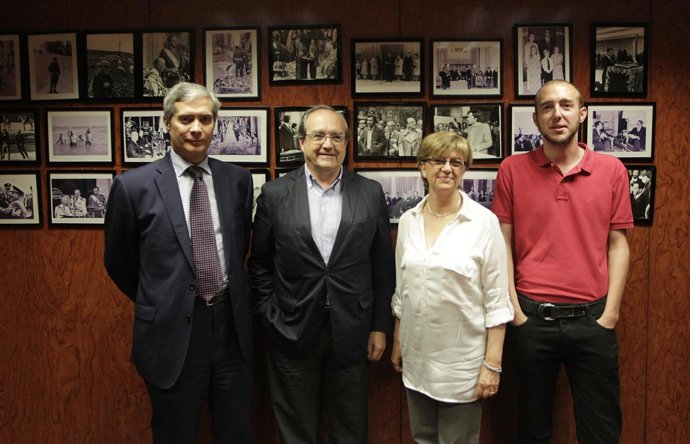 Firma de convenio de becas entre Europa Press y APIA y ECOEMBES