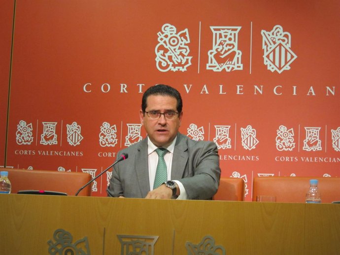 El portavoz del PP en las Corts, Jorge Bellver, en rueda de prensa.