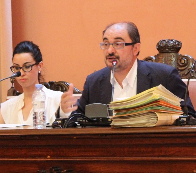 Javier Lambán en el último pleno del Ayuntamiento, junto a Teresa Ladrero
