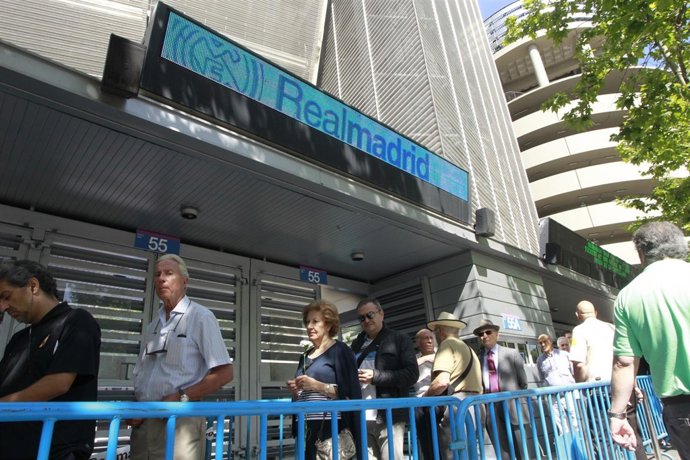 Aficionados se acercan al Bernabéu para despedir a di Stéfano