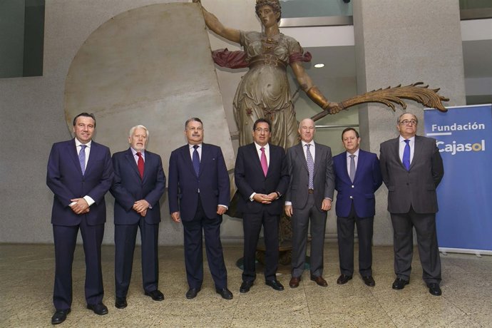 Instituto de Estudios Cajasol clausura el curso académico 2013-2014.