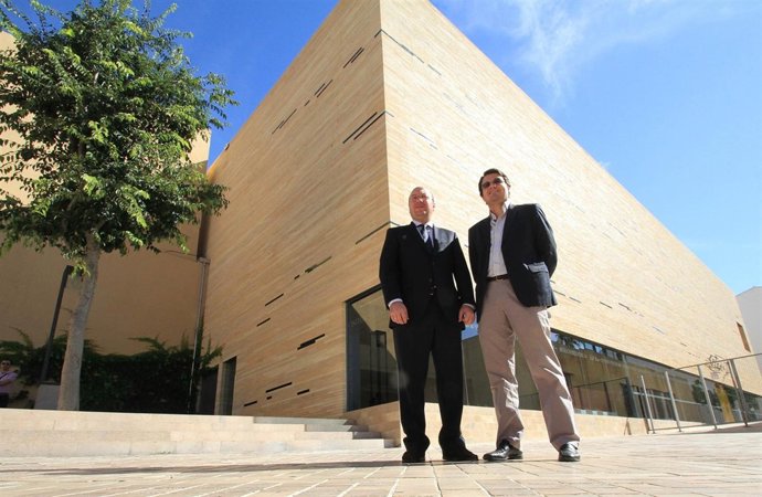 Navas y Bellido ante el Centro de Visitantes