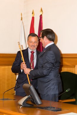 Agustín Hernández asume el bastón de mando de Santiago