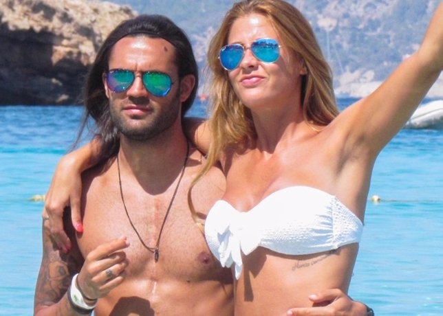 Elisabeth Reyes y Sergio Sánchez muy complices en las playas de Ibiza