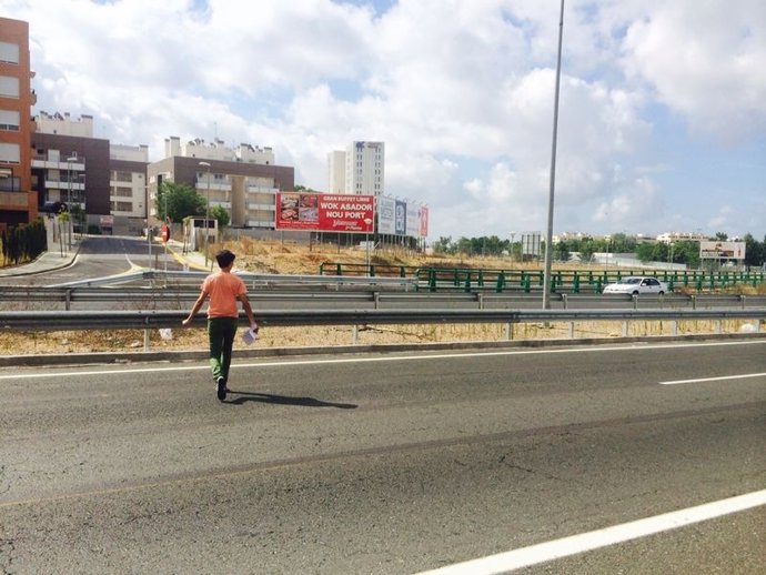 Un niño cruzando la carretera