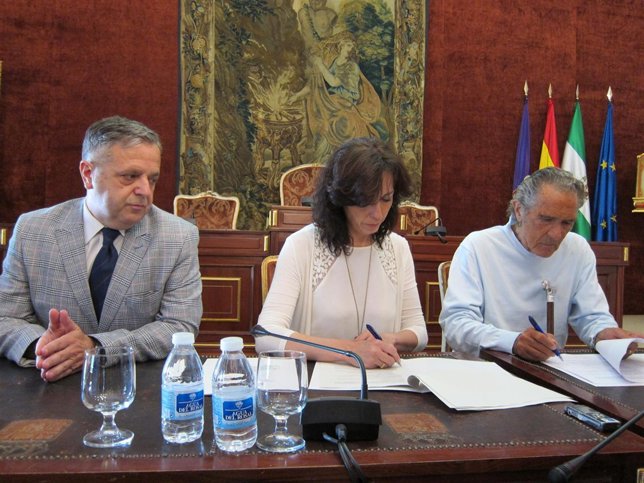 Fuentes observa como Ceballos y Gala firman el convenio