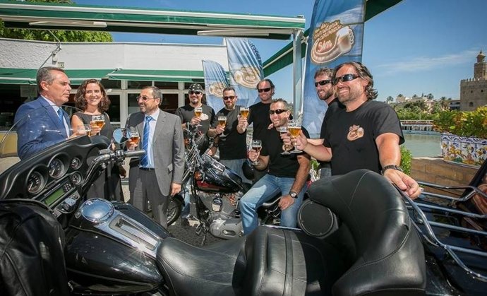 Grupo de moteros en  Sevilla para la campaña 'En la carretera, cerveza SIN'.