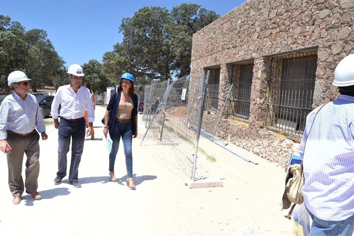 Lorite (centro), durante la visita a las obras