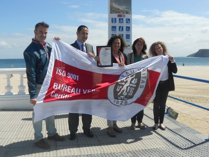 La playa de Comillas recibe el sello de calidad