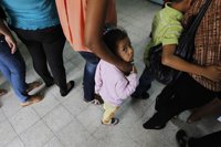 El primer vuelo con niños deportados de EEUU llega a Honduras