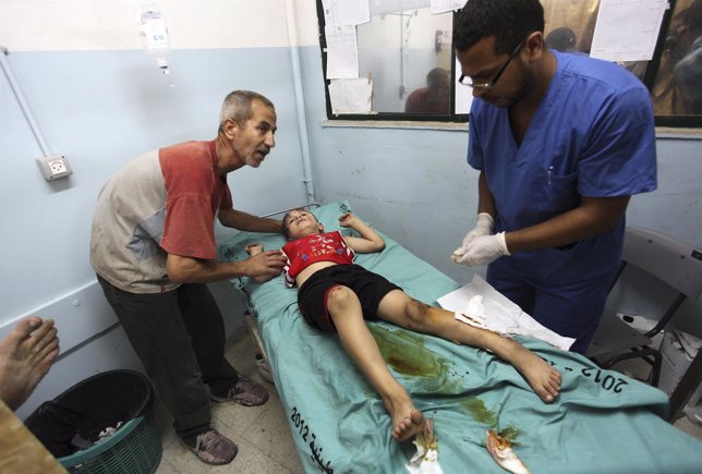 Un niño palestino herido por los bombardeos de Israel